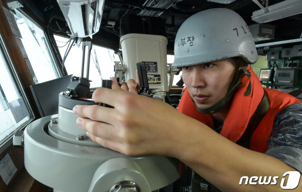 (서울=뉴스1) = 제2연평해전 승전 21주년을 앞두고 지난 27일부터 서해에서 열린 해상기동훈련에 참가한 유도탄고속함(PKG) 황도현함 부장 최경철 대위가 전방의 표적을 확인하고 있다.  오는 29일까지 열리는 이번 해상기동훈련에는 서울함을 비롯한 호위함 및 유도탄고속함(PKG) 등 함정 10여 척이 참가했다. (해군 제공) 2023.6.28/뉴스1  Copyright ? 뉴스1. All rights reserved. 무단 전재 및 재배포 금지.