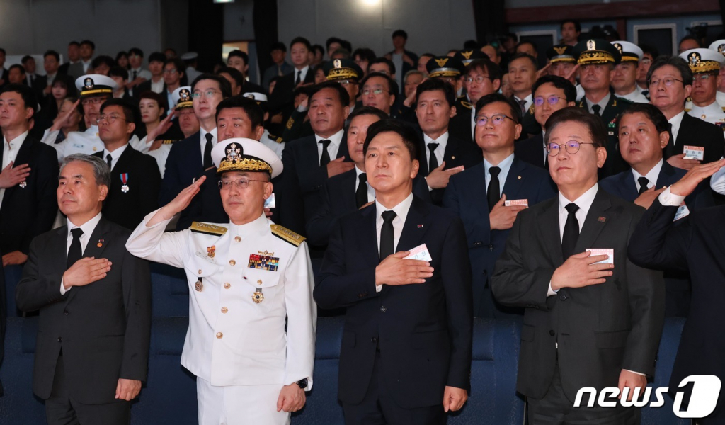 (평택=뉴스1) 김영운 기자 = 29일 오전 경기도 평택시 포승읍 해군 제2함대사령부에서 열린 ‘제2연평해전 승전 21주년 기념행사’에서 김기현 국민의힘 대표와 이재명 더불어민주당 대표 등 참석자들이 국기에 대한 경례를 하고 있다. (공동취재) 2023.6.29/뉴스1  Copyright ? 뉴스1. All rights reserved. 무단 전재 및 재배포 금지.
