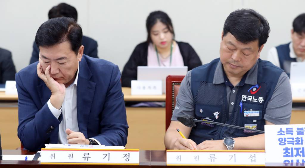  27일 세종시 정부세종청사에서 열린 최저임금위 8차 전원회의에서 류기정 사용자 위원과 류기섭 근로자 위원이 경직된 표정으로 나란히 앉아 있다. /사진=뉴시스