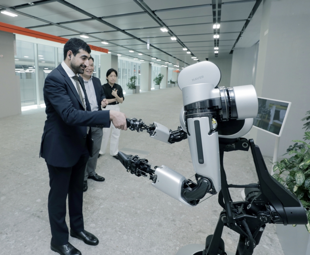 셰이크 사우드 술탄 빈 모하메드 알 카시미 왕자 등 UAE 샤르자 왕실 고위대표단이 네이버 1784를 방문한 모습. /사진=네이버  