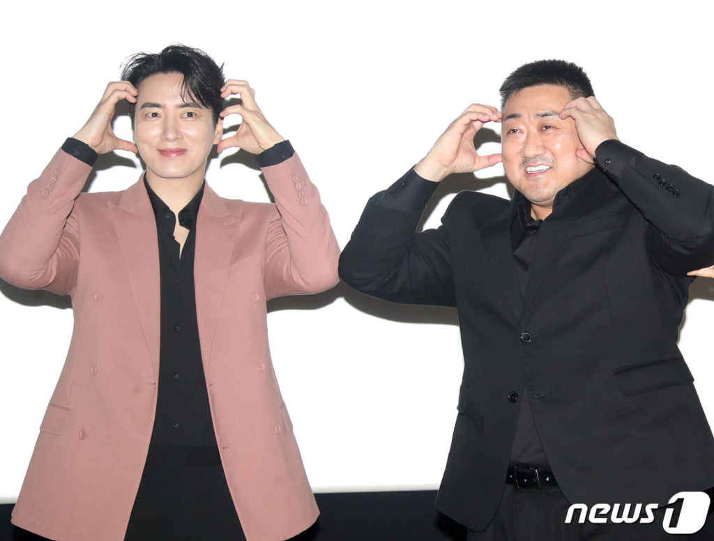 (서울=뉴스1) 권현진 기자 = 배우 이준혁과 마동석(오른쪽)이 19일 오후 서울 강남구 메가박스 코엑스에서 진행된 영화 '범죄도시3' 글로벌 흥행 감사 쇼케이스에서 포즈를 취하고 있다. ‘범죄도시3’는 대체불가 괴물형사 마석도(마동석 분)가 서울 광수대로 이동 후, 신종 마약 범죄 사건의 배후인 주성철(이준혁 분)과 마약 사건에 연루된 또 다른 빌런 리키(아오키 무네타카 분)를 잡기 위해 펼치는 통쾌한 범죄 소탕 작전을 그린 작품이다. 2023.6.19/뉴스1 Copyright ? 뉴스1. All rights reserved. 무단 전재 및 재배포 금지.