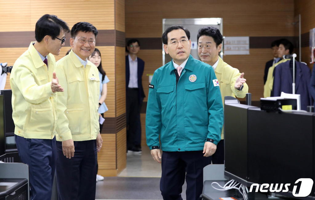 (의왕=뉴스1) 박세연 기자 = 이창양 산업통상자원부 장관이 15일 여름철 전력수급을 점검하기 위해 경기도 의왕시 전력거래소 경인지사를 방문해 전력관제센터를 살펴보고 있다. 2023.6.15/뉴스1 Copyright ? 뉴스1. All rights reserved. 무단 전재 및 재배포 금지.