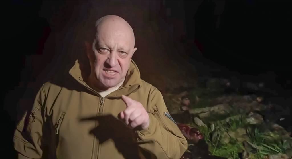 [바흐무트=AP/뉴시스] 프리고진 홍보부가 5일(현지시간) 공개한 사진에 러시아 민간용병단체 바그너그룹의 예브게니 프리고진 수장이 장소가 알려지지 않은 곳에 놓인 전사자들 시신 앞에서 발언하고 있다. 프리고진은 자신의 부대에 충분한 탄약을 제공하지 않은 러시아 국방부를 비난하면서 오는 10일 바흐무트에서 철수할 것이라고 밝혔다. 2023.05.06.