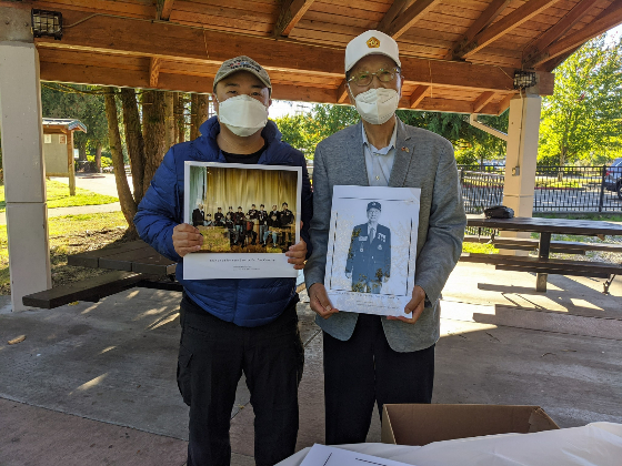 미국 시애틀의 국군 참전 용사와, 나란히 사진을 찍은 라미 현 작가. 그들은 자신을 찍어준 라미 작가에게 이리 말했다. "우리가 국군 참전용사로서 나라를 지켰지만, 그 대우를 못 받았다고 생각해 서럽고 한이 많은 건 사실이다. 근데 이렇게 사진으로 찍힌 내 모습을 보니까 되었어. 고맙네. 자네 덕분에 우리가 가지고 있던 한이 풀린 것 같아. 고마워."/사진=라미 현 작가