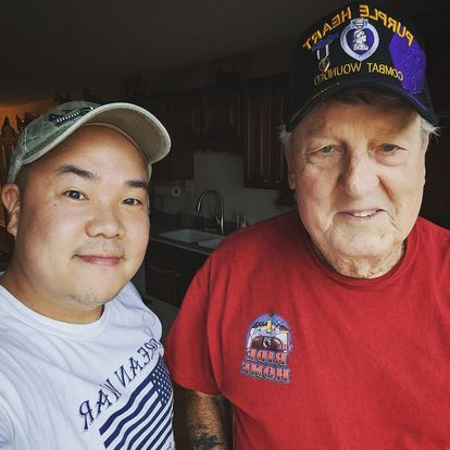 라미 작가(왼쪽)와 미국 참전용사 로버트 보스트윅. 로버트는 전쟁 이후 한국에 방문하지 않았다. 외상 후 스트레스 장애(PTSD) 때문이다. 그는 이리 말했다. "한국으로 돌아가는 모습을 상상할 수 없어. 나쁜 기억을 다 잊어버리기 위해 노력했는데, 한국에 간다면 그 때 기억들이 다시 나에게 돌아올 것 같아서."/사진=라미 현 작가