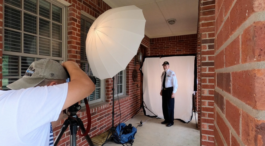 참전용사를 찾아가 사진을 찍어주는 라미 현 작가. 참전용사들이 흰색 벽에 서면 한국전쟁을 했던 그 시점으로 일순간 돌아간다고. 고마움을 전하는 것만으로도 참 좋은 프로젝트./사진=라미 현 작가