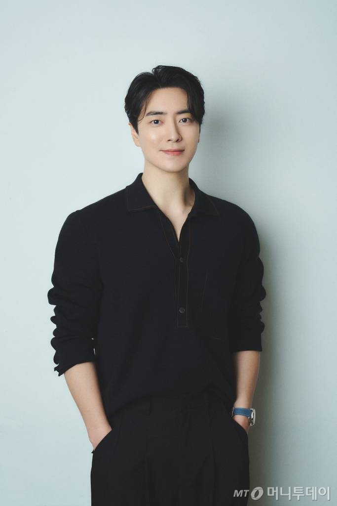 배우 이준혁이 30일 오후 서울 종로구 삼청동의 한 카페에서 진행된 영화 '범죄도시3' 개봉 관련 인터뷰를 위해 포즈를 취하고 있다.  이준혁은 '범죄도시3'에서 3세대 빌런 '주성철' 역을 맡아 열연을 펼쳤다. 베일에 싸인 마약 사건의 배후 '주성철'은 어떤 상황에서도 여유를 잃지 않고 무자비하게 상대방의 숨통을 조이는 인물이다.  '범죄도시3'는 대체불가 괴물형사 '마석도'(마동석 분)가 서울 광역수사대로 이동 후, 신종 마약 범죄 사건의 배후인 '주성철'과 마약 사건에 연루된 또 다른 빌런 '리키'(아오키 무네타카 분)를 잡기 위해 펼치는 통쾌한 범죄 소탕 작전을 그린 영화. 31일 개봉. / 사진제공 = 에이비오엔터테인먼트 /사진=김창현 기자 chmt@