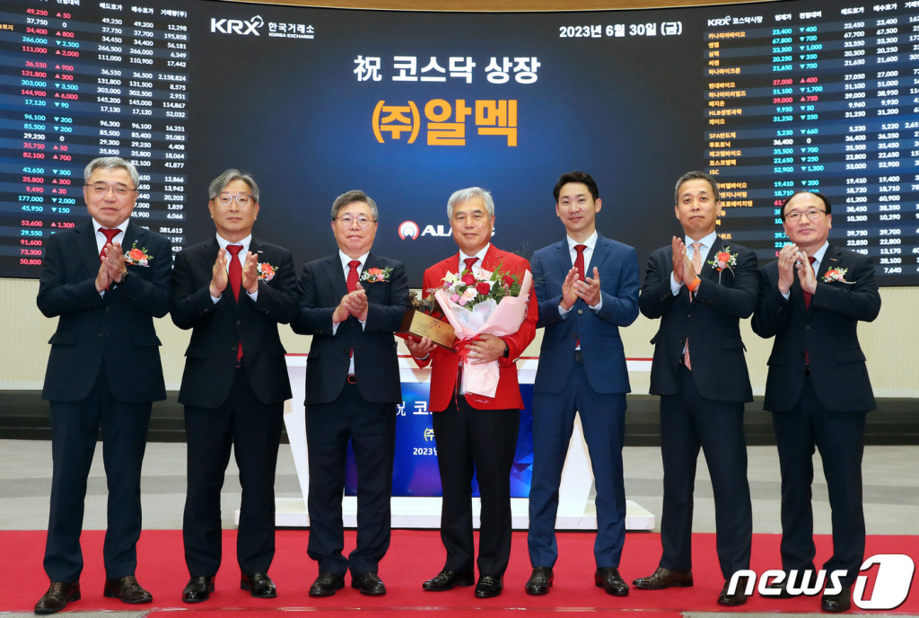 (서울=뉴스1) = 30일 오전 서울 영등포구 한국거래소에서 열린 알멕의 코스닥시장 상장기념식에서 채남기 한국IR협의회 회장(왼쪽부터), 홍순욱 한국거래소 코스닥시장본부장, 박수현 알멕 회장, 신상호 알멕 대표이사, 박준표 알멕 부사장, 윤병운 NH투자증권 부사장, 강왕락 코스닥협회 부회장이 기념촬영을 하고 있다. (한국거래소 제공) 2023.6.30/뉴스1  Copyright ? 뉴스1. All rights reserved. 무단 전재 및 재배포 금지.