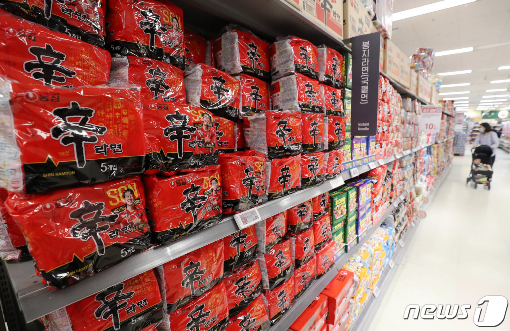 (서울=뉴스1) 박세연 기자 = 28일 서울시내 한 마트에서 신라면을 비롯한 라면을 판매하고 있다. 이날 업계에 따르면 농심은 내달 1일부터 신라면 봉지면과 새우깡의 출고가를 각각 4.5%, 6.9%씩 내리기로 했다. 삼양식품도 다음달부터 삼양라면을 비롯한 12개 대표 제품의 가격을 평균 4.7% 내린다. 농심측은 소맥분의 가격이 다음달부터 5% 인하됨에 따라 가격을 인하한다고 밝혔다. 2023.6.28/뉴스1 Copyright ? 뉴스1. All rights reserved. 무단 전재 및 재배포 금지.
