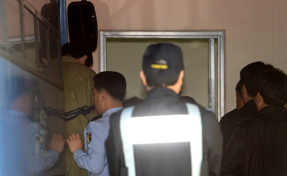 = 재력가 살인을 지시한 혐의로 구속기소된 김씨 27일 오전 서울 양천구 남부지방법원에서 열린 선고공판에 참석하기 위해 호송차에서 내려 남부지방검찰청으로 들어서고 있다. 서울남부지방법원 형사합의11부는 이날 김 의원에 대한 심문을 끝으로 배심원의 평결을 참고해 최종 선고를 내릴 예정이다. 2014.10.27/뉴스1  