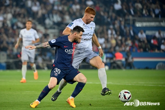 리오넬 메시(왼쪽)의 PSG 경기 모습. /AFPBBNews=뉴스1