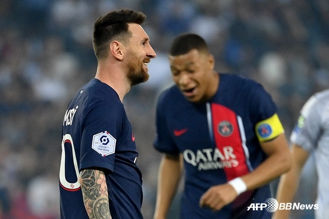 리오넬 메시(왼쪽)와 킬리안 음바페. /AFPBBNews=뉴스1