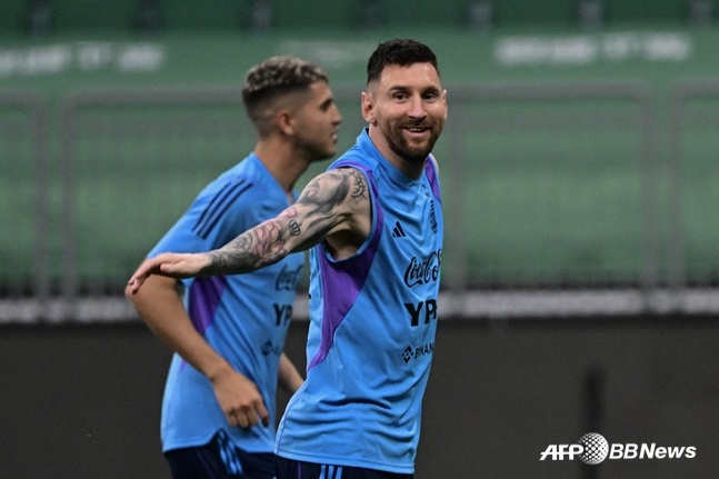 리오넬 메시(오른쪽)가 아르헨티나 대표팀 동료들과 훈련 중인 모습. /AFPBBNews=뉴스1