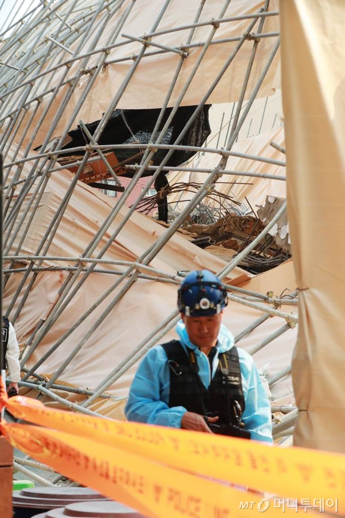 서울 서초구 잠원동 철거 건물 붕괴사고 현장에서 경찰·소방·전기안전공사 등 관계기관 합동 현장 감식이 진행되고 있다. /사진=이동훈 기자 photoguy@