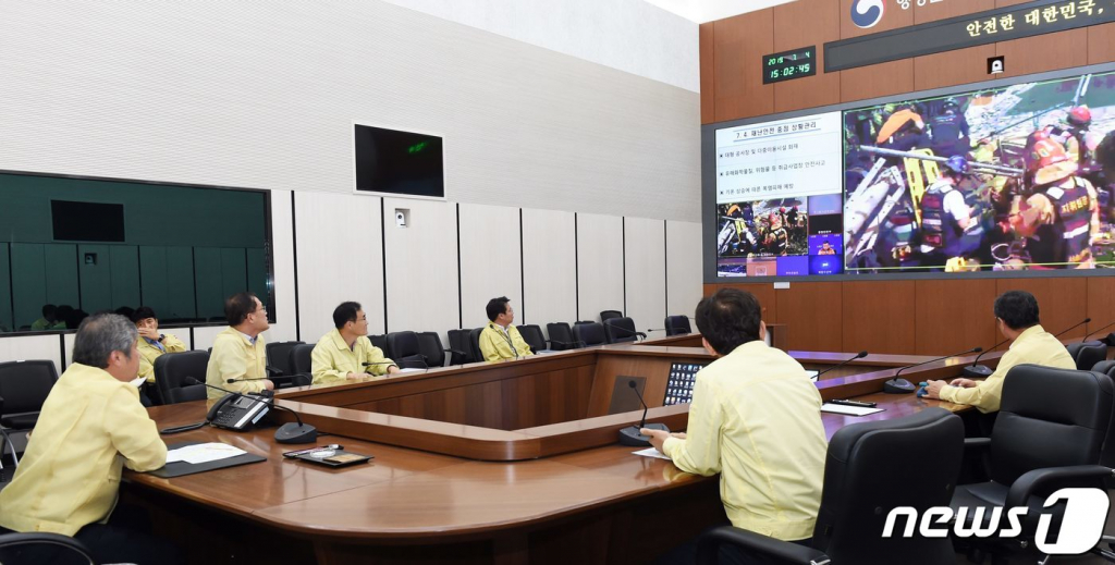 김계조 당시 행정안전부 재난안전관리본부장이 서울 서초구 잠원동 철거 중인 건물 붕괴 사고와 관련해 정부세종2청사 중앙재난안전상황실에서 관계기관 긴급 영상회의를 갖고 인명구조ㆍ인명피해가 없도록 최선을 다해 달라고 요청하고 있다. (행정안전부 제공) 2019.7.4/뉴스1  