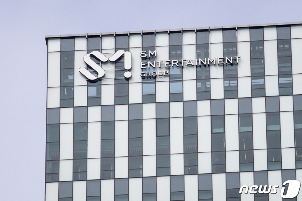 (서울=뉴스1) 유승관 기자 = 18일 서울 성동구 SM엔터테인먼트(에스엠) 그룹 본사 모습. 2023.4.18/뉴스1 Copyright ? 뉴스1. All rights reserved. 무단 전재 및 재배포 금지.