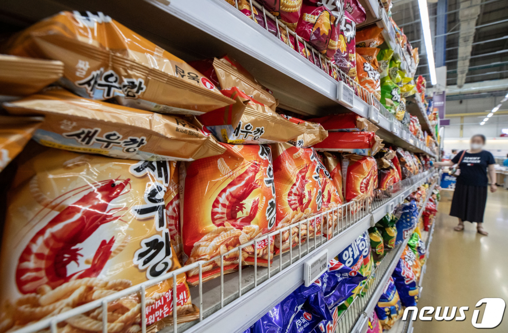 (서울=뉴스1) 이재명 기자 = 농심이 라면과 새우깡 가격을 내린다.   농심은 1일부로 신라면과 새우깡의 출고가를 각각 4.5%, 6.9% 인하한다고 밝혔다.   농심이 국내 제분회사로부터 공급받는 소맥분의 가격은 7월부터 5% 인하될 예정으로 농심이 얻게 되는 비용절감액은 연간 약 80억원 수준이다. 이번 가격인하로 연간 200억원 이상의 혜택이 소비자에게 돌아갈 것으로 예상하고 있다.   사진은 2일 서울의 한 대형마트에 진열된 새우깡의 모습. 2023.7.2/뉴스1  Copyright ? 뉴스1. All rights reserved. 무단 전재 및 재배포 금지.