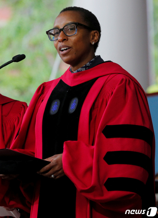 (케임브리지 로이터=뉴스1) 권진영 기자 = 미국 매사추세츠주 하버드 대학에서 열린 제368회 졸업식에서 클라우딘 가이(52) 학장이 연설하고 있다. 가이는 15일 하버드 대학의 총장으로 선출됐다. 하버드 개교 이래 첫 흑인 총장이다. 가이 학장은 내년 7월 정식 취임할 예정이다.  ⓒ 로이터=뉴스1  Copyright ? 뉴스1. All rights reserved. 무단 전재 및 재배포 금지.