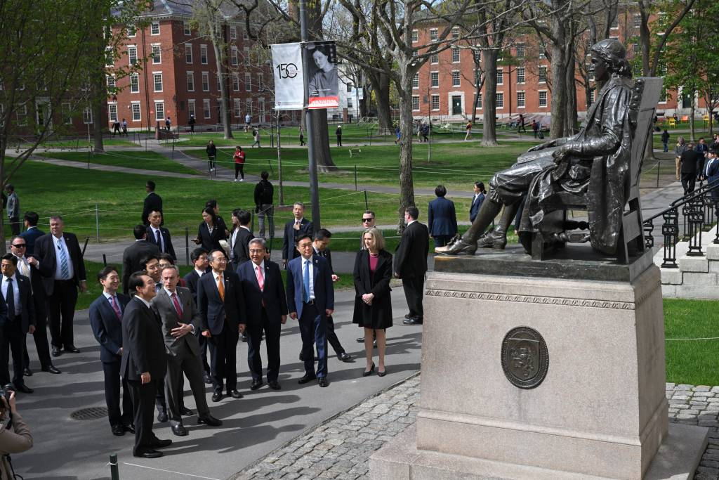 [보스턴=뉴시스] 전신 기자 = 미국을 국빈 방문 중인 윤석열 대통령이 28일(현지시간) 보스턴 인근 하버드대학교를 방문해 존 하버드 동상을 살펴보고 있다. (공동취재) 2023.04.29.