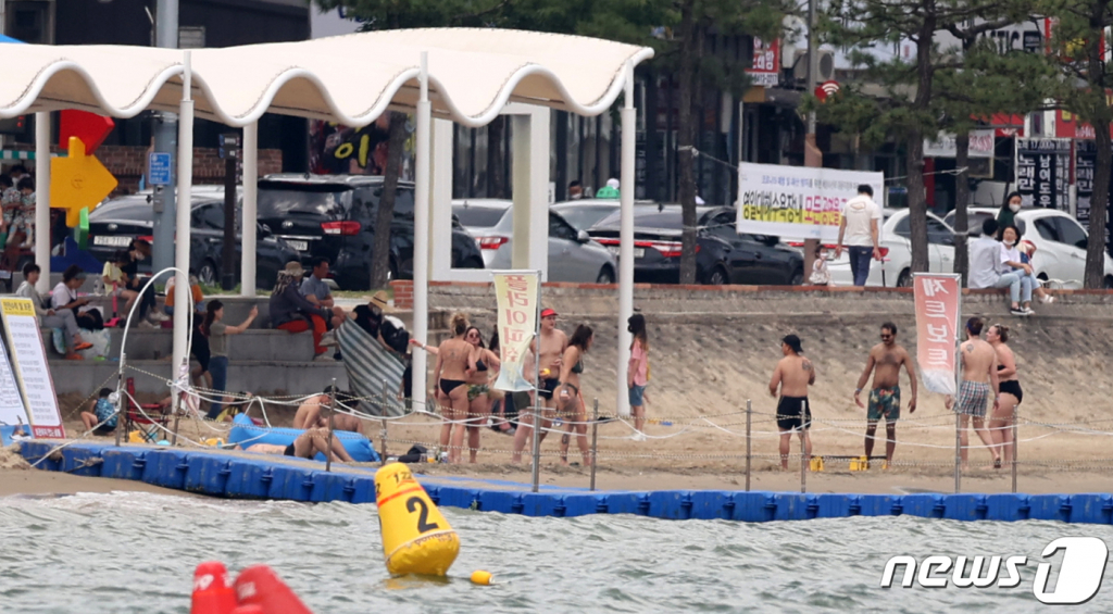 (포항=뉴스1) 최창호 기자 = 경북 포항시 북구 영일대해수욕장에서 비키니 차림의 외국인들이 더위를 식히고 있다. 2020.7.5/뉴스1  