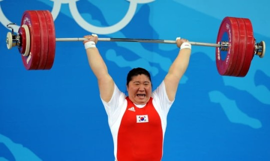 2008 베이징 올림픽에서 장미란 선수가 여자 역도 75kg 이상급에 출전해 인상(140kg), 용상(186kg), 합계(326kg)에서 모두 세계신기록을 달성하며 금메달을 목에 걸었다. 한국 여자 역도 사상 첫 금메달이다./사진=올림픽공동취재단