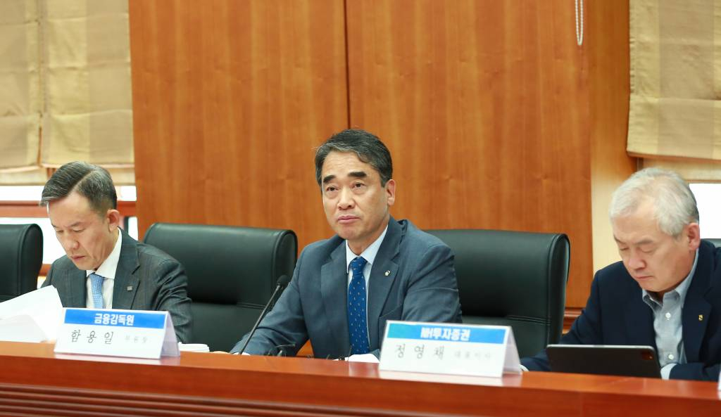 함용일 금융감독원 부원장(가운데)이 지난 5일 오후 서울 여의도 금융투자협회에서 열린 증권사 영업관행 개선을 위한 간담회에 참석해 참석자의 발언을 듣고 있다. /사진=뉴시스.