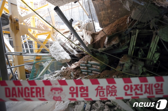 원희룡 국토교통부 장관이 2일 인천시 서구 검단의 한 아파트 지하주차장 슬래브 붕괴 현장을 찾았다. 이곳은 지난달 29일 지하주차장 지붕 구조물이 무너지는 사고가 발생했다. 2023.5.2/뉴스1 ⓒ News1 정진욱 기자 