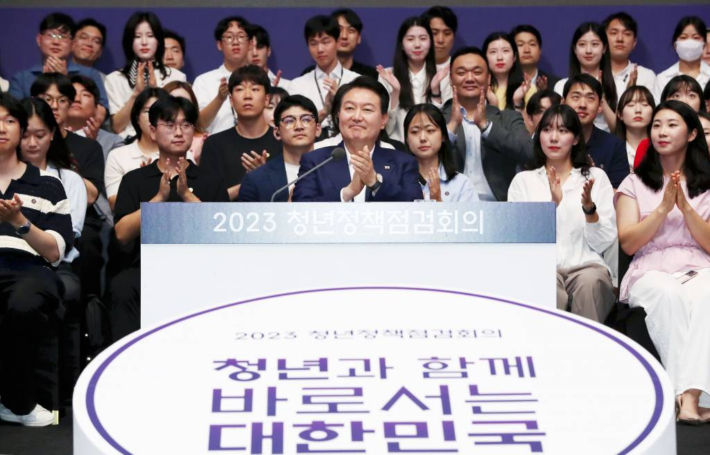 윤석열 대통령이 6일 오후 서울 서초구 세빛섬 플로팅아일랜드에서 열린 청년정책 점검회의에서 박수치고 있다. /사진=뉴시스