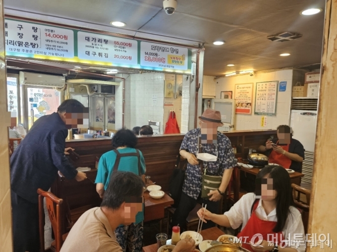 6일 점심 서울 용산구 한강로1가 '삼각지 대구탕 골목'의 ㅇ대구탕본점에서 손님들이 식사 중이다. /사진=정세진 기자
