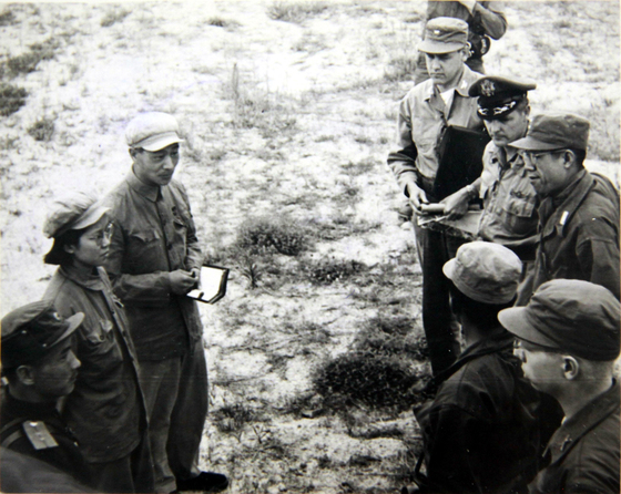 = 국사편찬위원회가 6.25 전쟁 발발 68주년을 앞둔 22일 한국전쟁 관련 사진자료 중 일상과 평화의 가치를 되새길 수 있는 자료를 선별해 공개했다.   이번에 공개한 자료는 국편이 미국 국립문서기록관리청(NARA)에서 수집한 것으로, 국편 전자사료관 누리집에서도 열람할 수 있다.  사진은 1951년 7월 8일 유엔군과 공산군이 개성에서 열린 휴전회담 예비회담에서 처음으로 얼굴을 마주하고 있는 모습. (국사편찬위원회 제공) 2018.6.22/뉴스1  