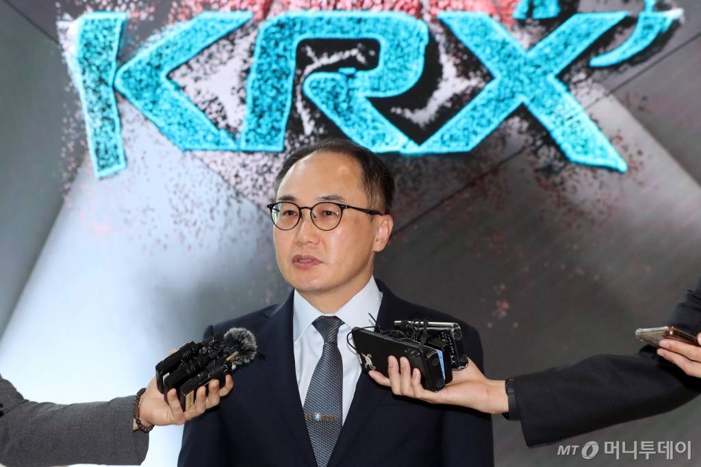 이원석 검찰총장이 22일 서울 영등포구 한국거래소를 찾아 주가조작 등 불공정거래 조사 및 수사에 대한 관계기관 간 논의에 앞서 기자들 질문에 답하고 있다./사진=이기범 기자 /사진=이기범 기자 leekb@