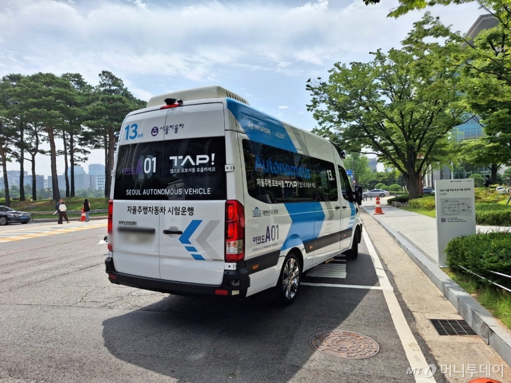 7일 오전 10시52분쯤. 서울 영등포구 여의도 국회 소통관 앞 버스정류장에 '로보셔틀'이 도착한 모습. /사진=김지은 기자