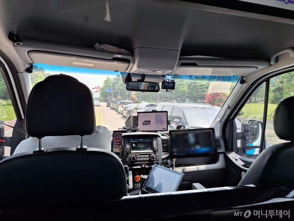 7일 오전 11시쯤 서울 영등포구 여의도 국회 내부에서 자율주행버스를 탑승했다. 운전석에는 사람이 있지만 버스 스스로 움직인다. /사진=김지은 기자