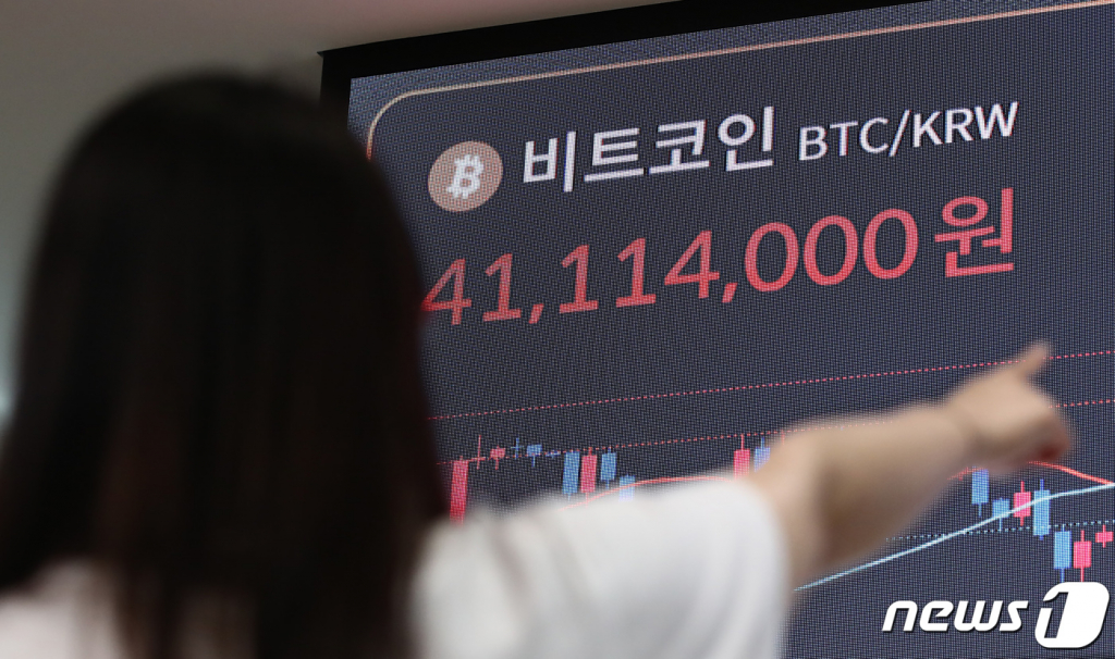 글로벌 자산운용사 블랙록이 나스닥을 통해 비트코인(BTC) 현물 상장지수펀드(ETF)를 재신청하면서 비트코인 가격이 강세를 보이고 있는 지난 4일 서울 강남구 빗썸 고객센터 전광판에 비트코인이 4100만원대에서 거래되고 있다. /사진=뉴스1.