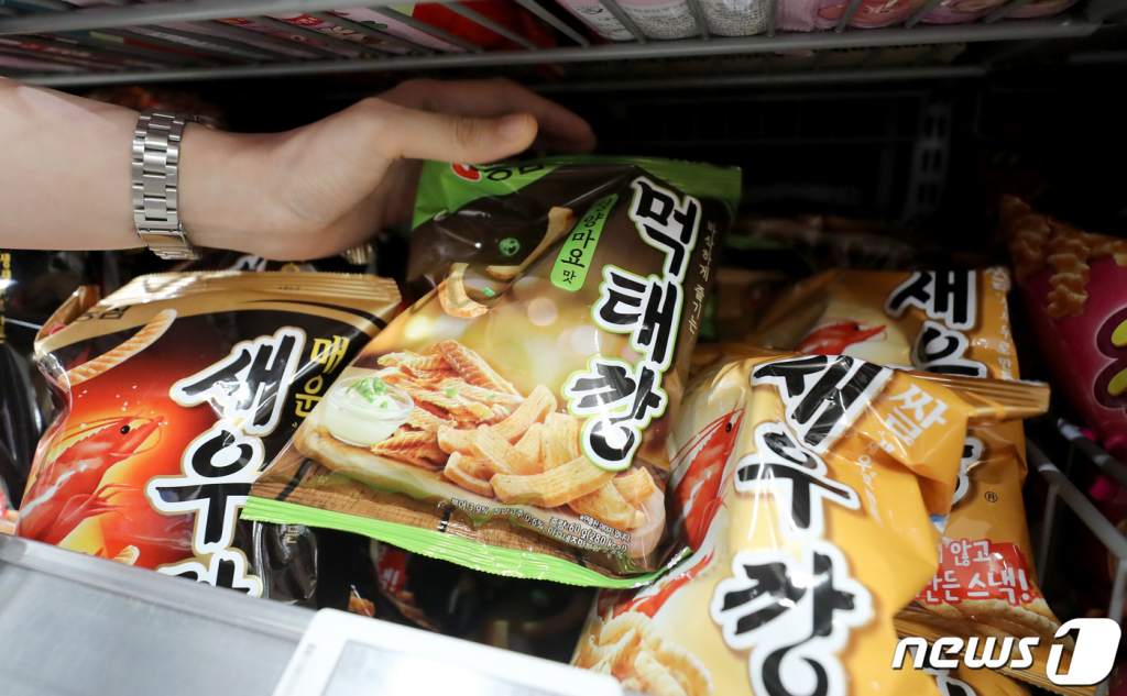 (서울=뉴스1) 장수영 기자 = 5일 서울에 위치한 한 마트를 찾은 시민들이 먹태깡을 구매하고 있다. 먹태깡이 출시 일주일만에 100만봉 이상이 팔리는 등 품귀현상을 겪고 있는 가운데 온라인 중고거래 플랫폼에서는 웃돈을 주며 거래되는 것으로 알려졌다. 2023.7.5/뉴스1 Copyright ? 뉴스1. All rights reserved. 무단 전재 및 재배포 금지.