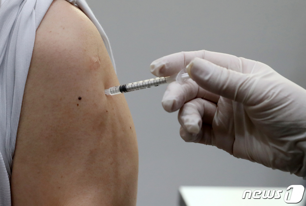 (서울=뉴스1) 김진환 기자 = 정부가 고령층의 동절기 코로나19 백신 추가접종을 독려하기 위해 21일부터 다음달 18일까지 4주간 '집중 접종기간'을 운영한다.   겨울철 재유행에 대비해 위중증·사망 위험이 높은 60세 이상 고령층의 백신 접종률을 높이는 것이 목표로, 접종 편의를 높이기 위해 사전예약이나 당일예약 없이 신분증만 지참해 병원에 가면 바로 접종을 받을 수 있도록 '현장접종'을 시행한다.  접종자에게는 템플스테이 할인, 고궁·능원 무료입장 등 혜택을 주고, 접종률이 높은 지방자치단체에는 포상 등 인센티브를 부여한다.   사진은 21일 오전 서울 용산구 김내과의원에서 한 시민이 신종 코로나바이러스 감염증(코로나19) 추가 접종을 받는 모습. 2022.11.21/뉴스1  Copyright ? 뉴스1. All rights reserved. 무단 전재 및 재배포 금지.