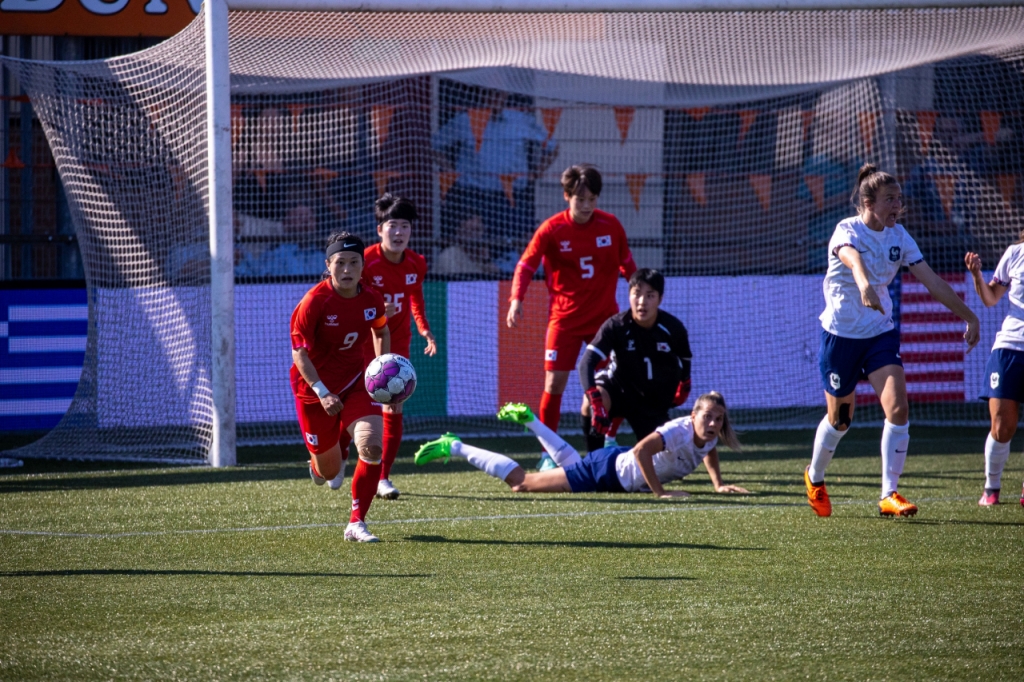 국군체육부대 여자축구 대표팀이 지난 7일(현지시간) 네덜란드에서 개최된 세계군인선수권대회 결승전에서 상대 팀인 프랑스의 공격을 막아낸 후 역습을 펼치고 있다. /사진제공=국방부