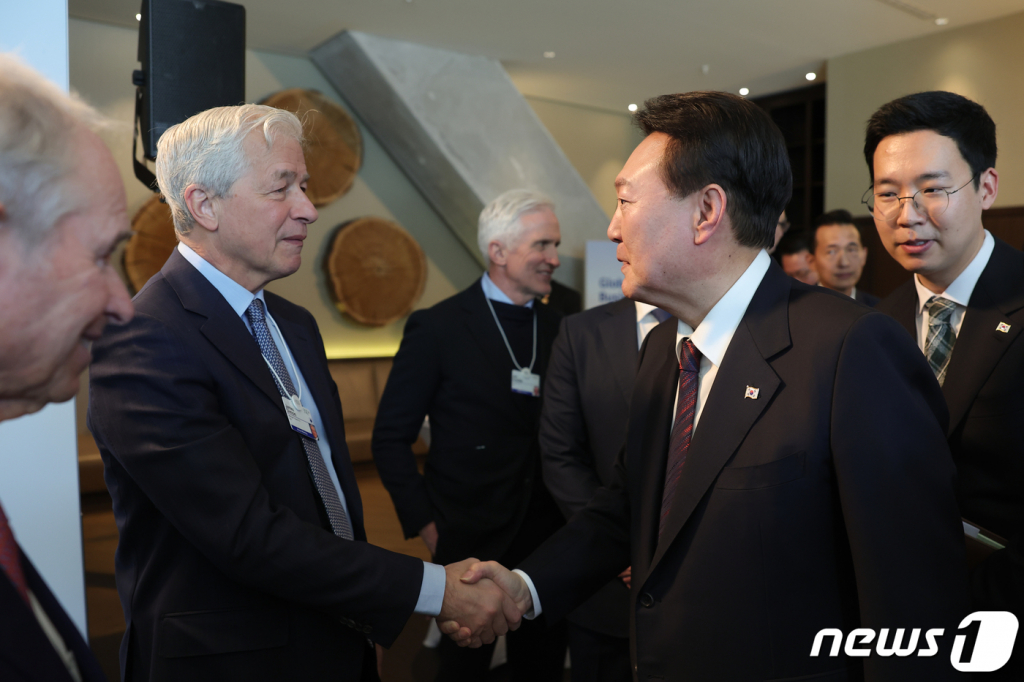 (서울=뉴스1) 안은나 기자 = 윤석열 대통령이 18일 오후(현지시간) 스위스 다보스의 한 호텔에서 글로벌 CEO(최고경영자)들과의 오찬 간담회에 앞서 제이미 다이먼(Jamie Dimon) 제이피모건 체이스(JPMorgan Chase) CEO와 악수하고 있다. (대통령실 제공) 2023.1.20/뉴스1  Copyright ? 뉴스1. All rights reserved. 무단 전재 및 재배포 금지.