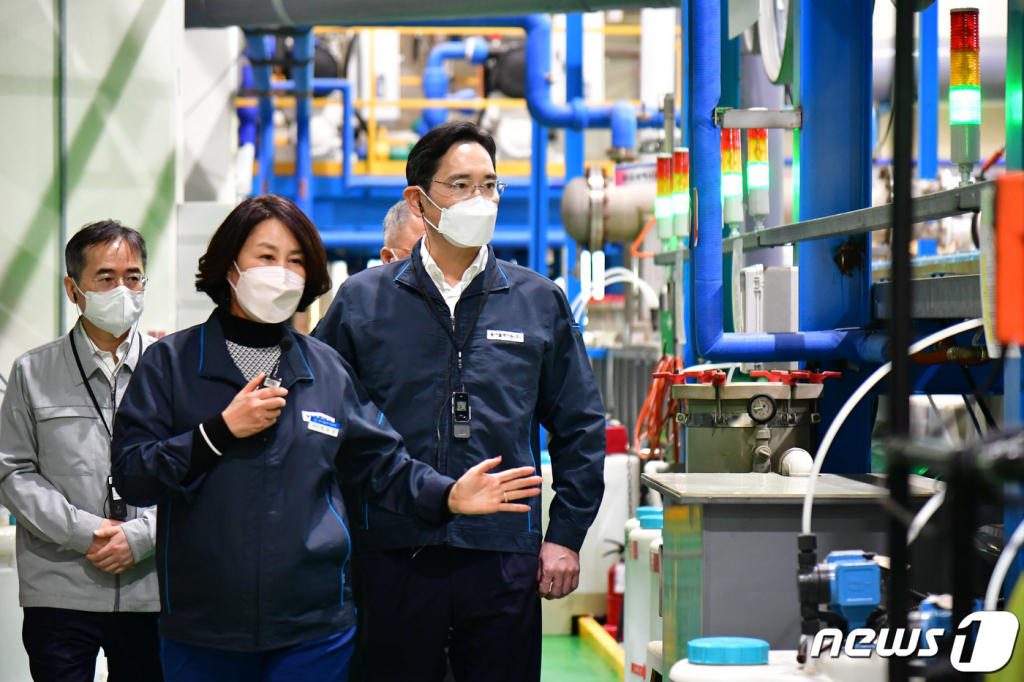 (서울=뉴스1) = 삼성전자가 '스마트공장 3.0' 사업을 시작한다고 24일 밝혔다.  인공지능(AI)과 데이터 기술을 활용해 중소기업 제조 현장을 지능형 공장으로 고도화하는 것이 목표다. 매년 100억원씩 3년간 총 300억원을 투자해 600개 중소기업에 스마트공장 구축·고도화를 지원한다.  사진은 지난 2022년 11월 8일 이재용 삼성전자 회장이 삼성전자로부터 스마트공장 구축 지원을 받은 부산 소재 도금 기업 '동아플레이팅'을 방문해 제조 현장을 방문한 모습. (삼성전자 제공) 2023.5.24/뉴스1  Copyright ? 뉴스1. All rights reserved. 무단 전재 및 재배포 금지.