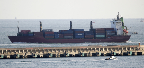 컨테이너를 가득 실은 선박이 울산신항을 빠져나가고 있다. 기사내용과 무관./사진=뉴스1