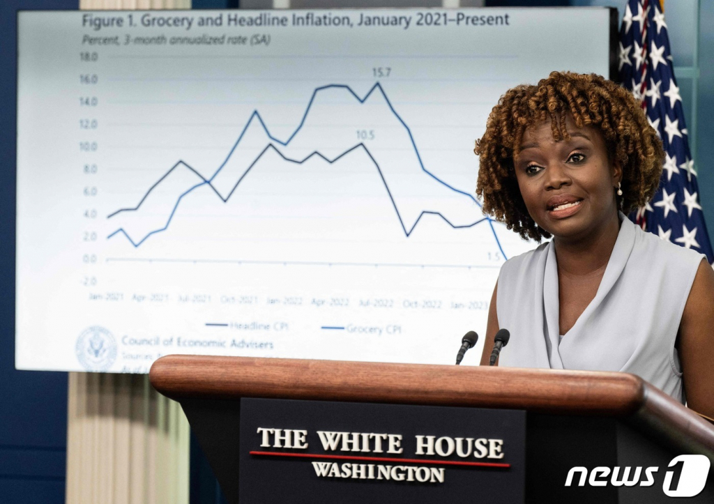 (워싱턴 AFP=뉴스1) 우동명 기자 = 카린 장-피에르 백악관 대변인이 7일 (현지시간) 워싱턴 백악관 브래디 룸에서 인플레이션 관련 브리핑을 하고 있다. 2023.6.8 ⓒ AFP=뉴스1 Copyright ? 뉴스1. All rights reserved. 무단 전재 및 재배포 금지.