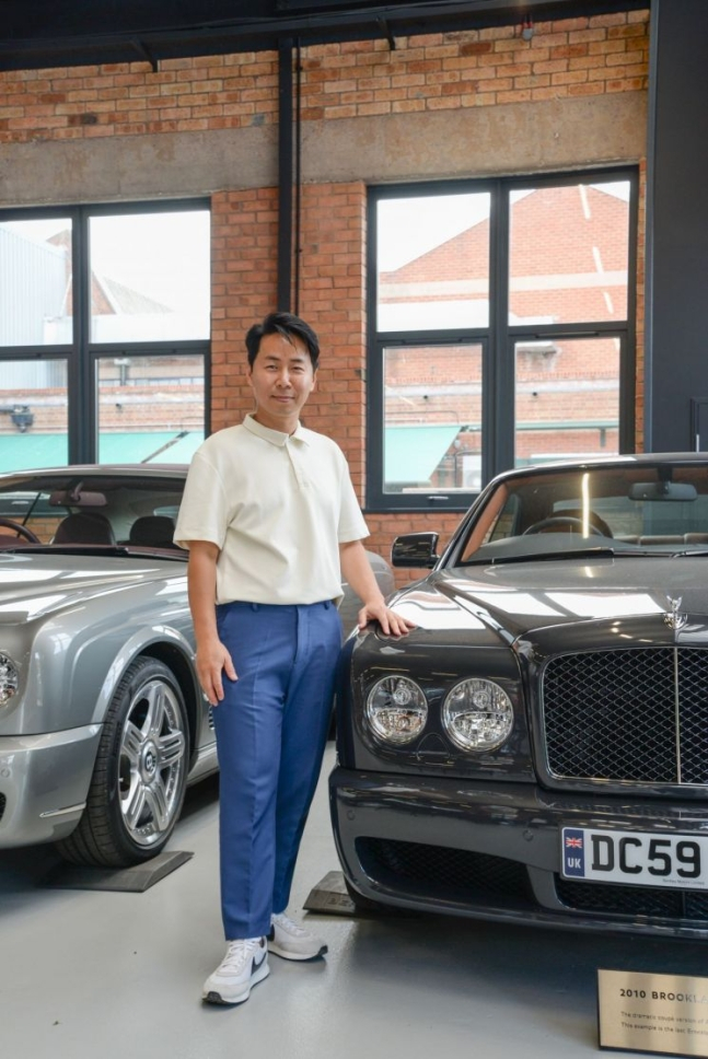 윤태호 벤틀리 익스테리어 디자이너가 21일(현지시간) 영국 크루 벤틀리 본사에서 포즈를 취하고 있다/사진제공=벤틀리모터스