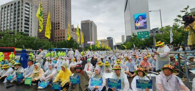 전국보건의료산업노동조합(보건의료노조)가 13일 산별 총파업 투쟁에 돌입했다. 이번 총파업 투쟁에는 200개 지부, 220개 사업장의 조합원 8만5000여 명 가운데 노동위원회의 조정을 거쳐 최종 쟁의권을 확보한 122개 지부 140개 사업장의 총조합원 6만여 명이 참가한다. 다만 응급실· 수술실·중환자실·분만실·신생아실 등 필수 유지 업무에 투입되는 조합원 1만5000여 명을 제외한 실제 파업 인원은 4만5000여 명이라고 노조 측은 밝혔다. /사진=정심교 기자