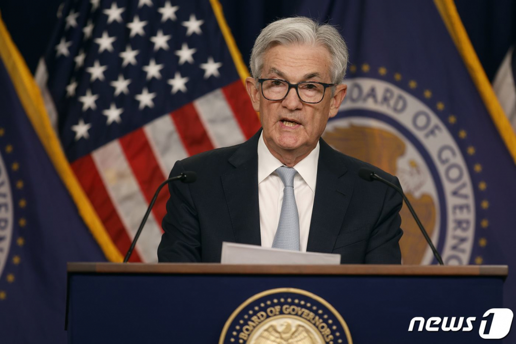 (워싱턴 AFP=뉴스1) 우동명 기자 = 제롬 파월 미국 연방준비제도(Fed·연준) 의장이 2일(현지시간) 워싱턴에서 사상 초유의 4연속 자이언트 스텝을 단행한 FOMC 정례회의를 마친 뒤 기자회견을 하고 있다.  ⓒ AFP=뉴스1  Copyright ? 뉴스1. All rights reserved. 무단 전재 및 재배포 금지.