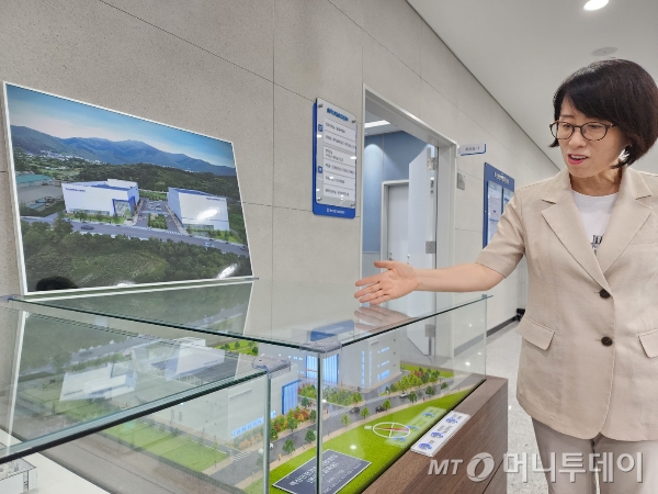 백선영 백신안전기술지원센터장이 센터 시설 및 역할에 대해 설명하고 있다. 