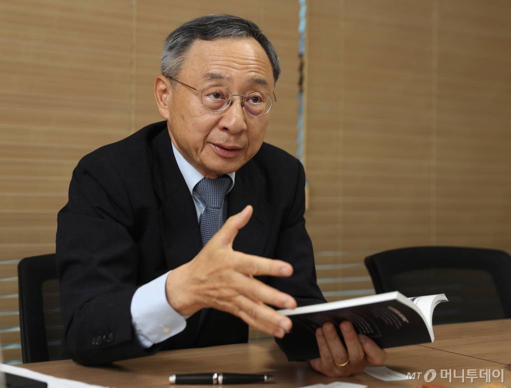 황창규 전 KT 회장 인터뷰 /사진=이기범 기자 leekb@