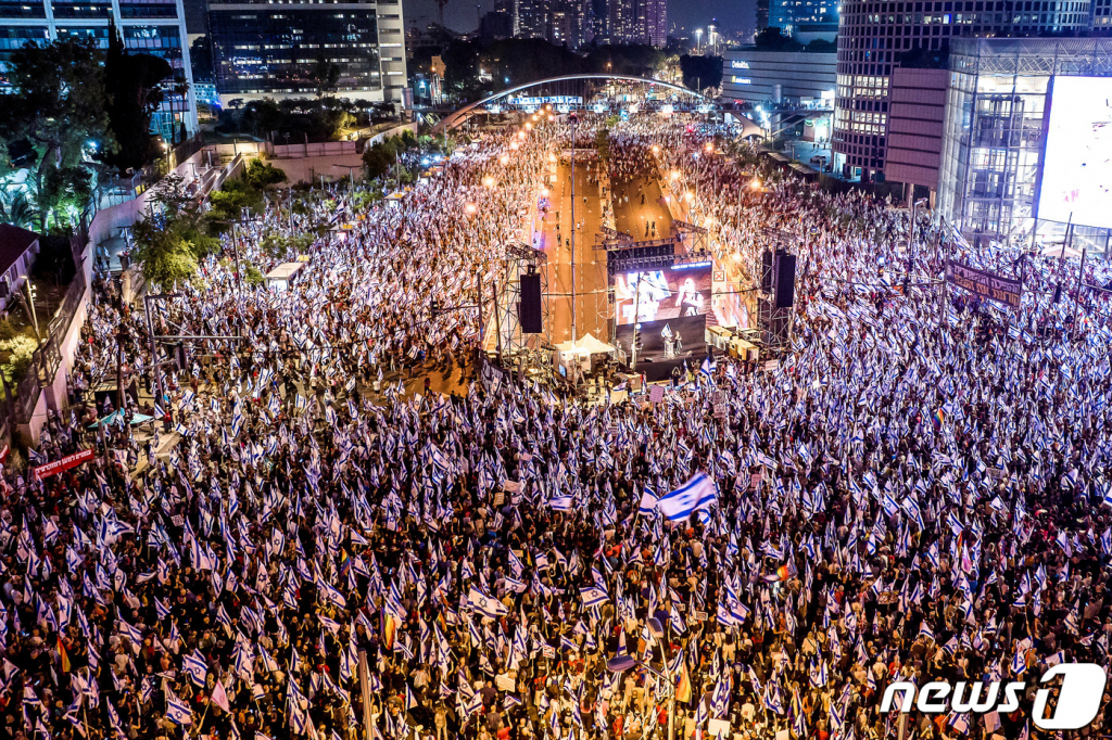 (텔아비브 로이터=뉴스1) 박재하 기자 = 8일(현지시간) 베냐민 네탸나후 이스라엘 총리가 거센 반발에 중단한 사법 개혁을 3개월 만에 재추진하자 국민들이 다시 거리로 나왔다. 사진은 이스라엘 텔아비브에서 열린 사법 정비 입법안 반대 시위. 2023.07.08/  ⓒ 로이터=뉴스1  Copyright ? 뉴스1. All rights reserved. 무단 전재 및 재배포 금지.