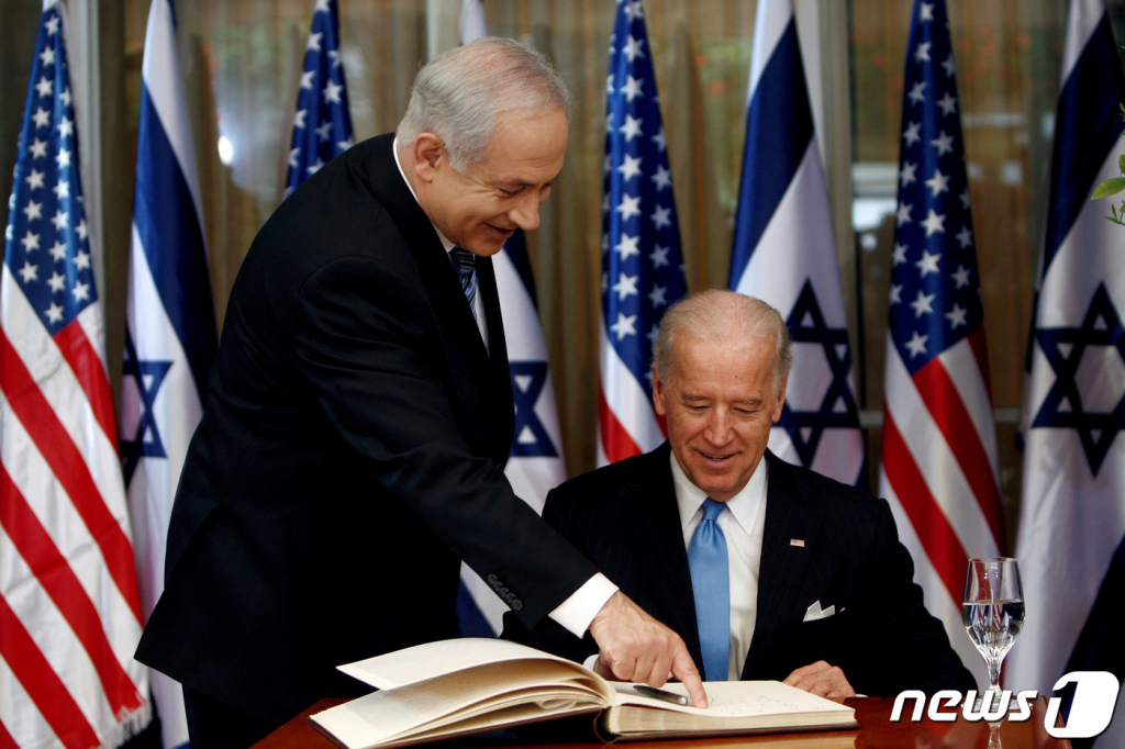 (예루살렘 로이터=뉴스1) 박재하 기자 = 2010년 1월9일 이스라엘 예루살렘에서 조 바이든 당시 미국 부통령이 베냐민 네타냐후 이스라엘 총리 관저를 방문하면서 방명록에 서명하고 있다.   ⓒ 로이터=뉴스1  Copyright ? 뉴스1. All rights reserved. 무단 전재 및 재배포 금지.