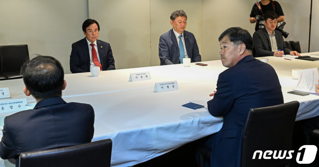 (서울=뉴스1) 안은나 기자 = 이형훈 보건복지부 보건의료정책관, 이광래 인천광역시 의사회장 등 참석자들이 15일 오후 서울 중구 달개비에서 열린 11차 의료현안협의체에 참석해 비공개 전환을 기다리고 있다.   이날 회의에서 복지부와 의협은 의대 정원 증원 등 의사인력 확충에 대해 논의한다. 2023.6.15/뉴스1  Copyright ? 뉴스1. All rights reserved. 무단 전재 및 재배포 금지.