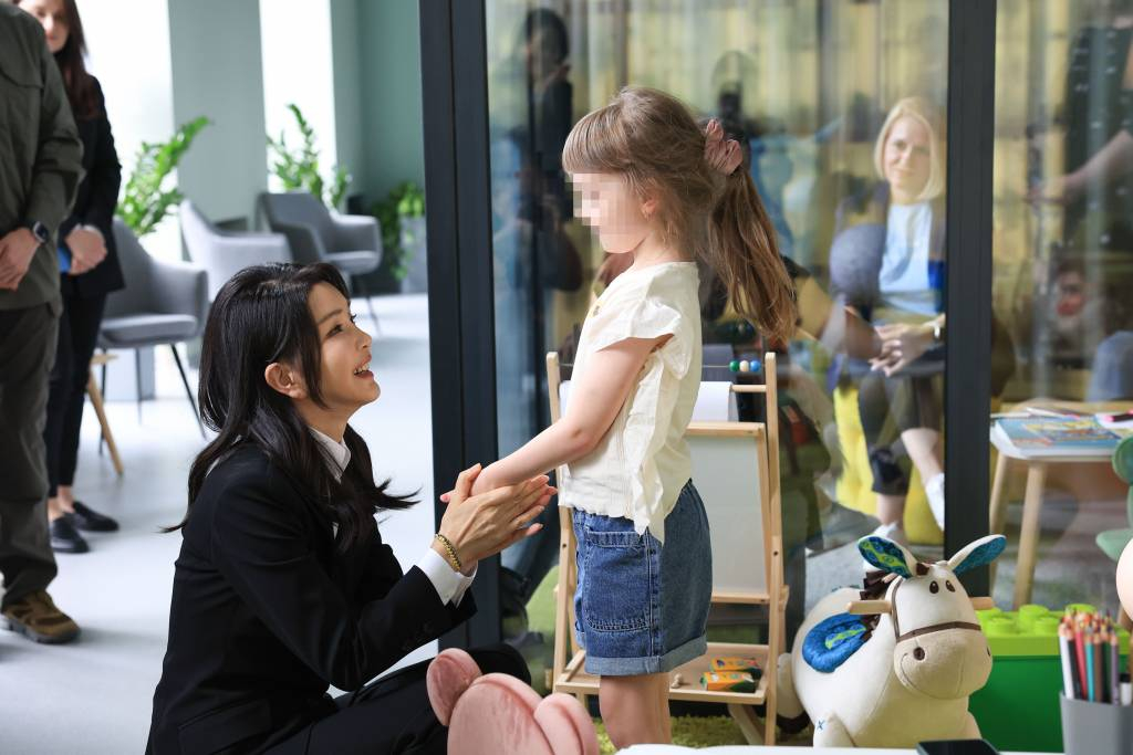 [키이우(우크라이나)=뉴시스] 홍효식 기자 = 윤석열 대통령 부인 김건희 여사가 15일(현지시간) 키이우 아동권리 보호센터를 방문해 러시아에 강제이주된 뒤 귀환한 아동 과 인사하고 있다.  (사진=대통령실 제공) 2023.07.15. *재판매 및 DB 금지